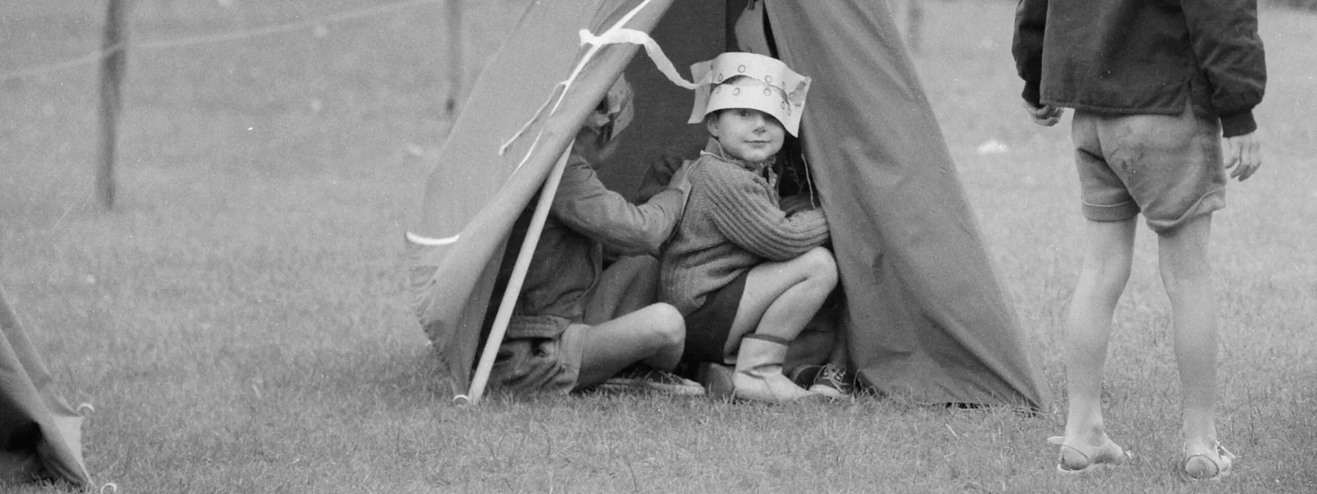 Kinderen spelen in een tent.
