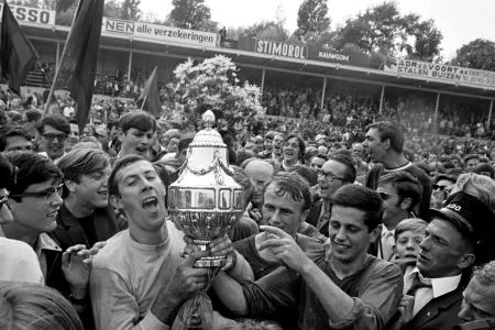 Spelers van ADO Den Haag houden beker omhoog