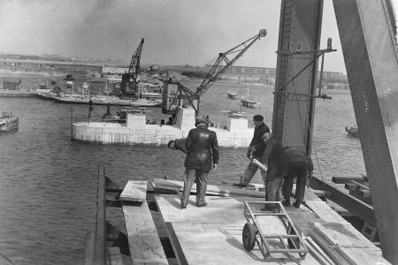 Building a bridge over the Oude Maas