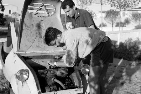 Mannen repareren auto