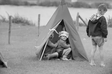 Kinderen spelen in een tent.