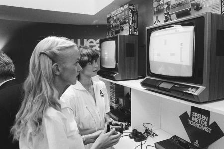 Vrouwen die op een spelcomputer spelen